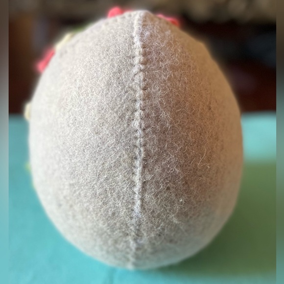 European Easter Egg - Grey Felt with Bunny and Tulip Detail. - Picture 4 of 5